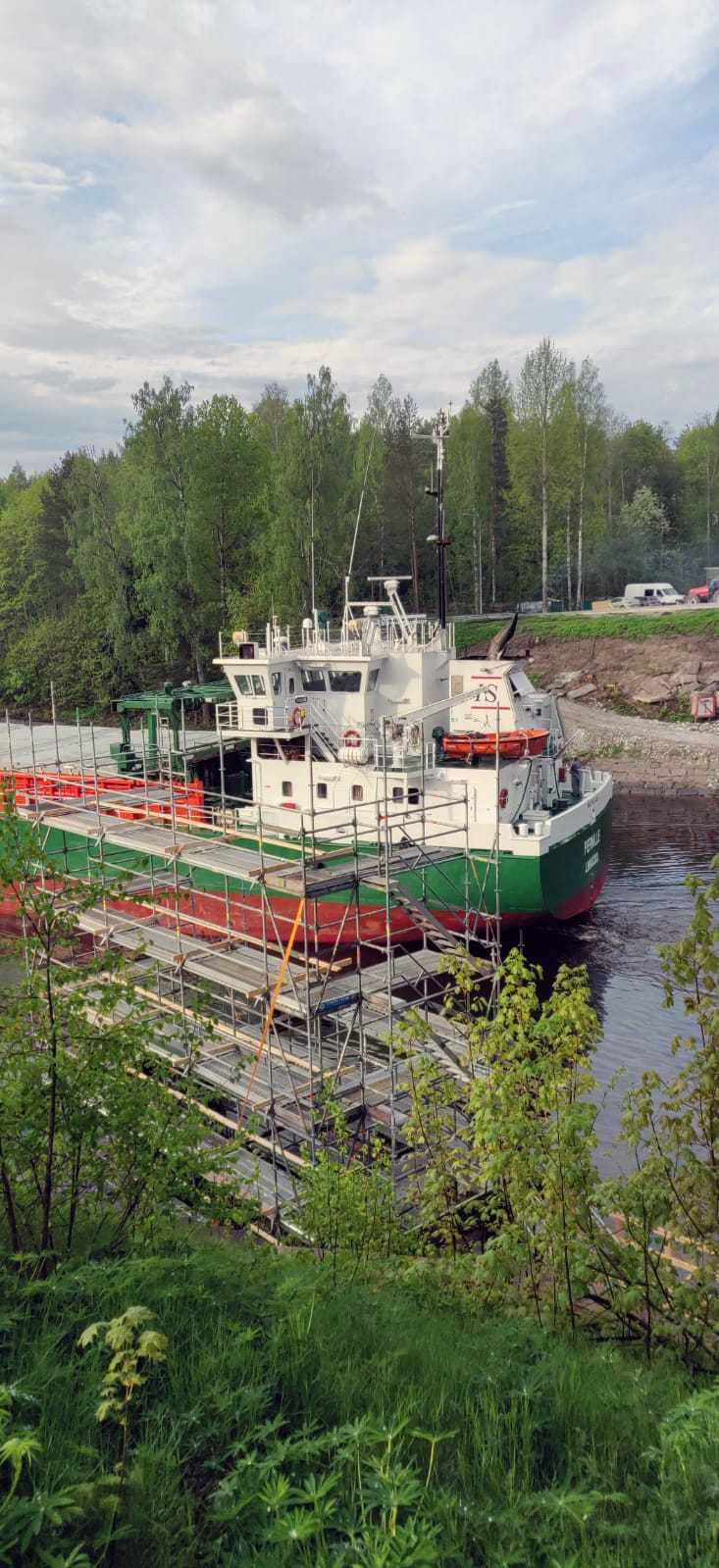 Saimaan kanava avattiin liikenteelle 17.5.2019. Pernille-alus lipuu Saimaan kanavan uuden ratasillan työmaan ohi. 