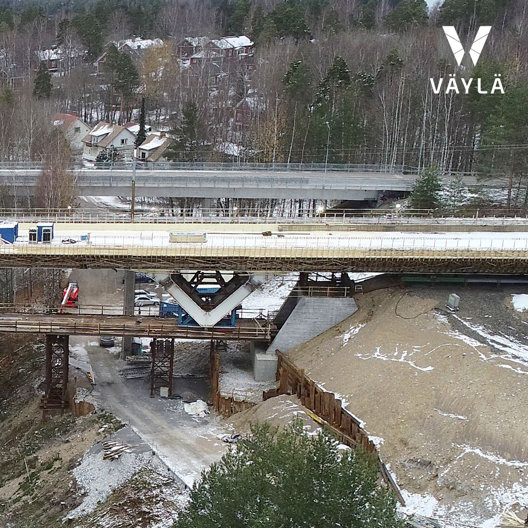 Ilmakuva: Saimaan kanavan uuden ratasillan teräsrakenne liitettiin marraskuussa 2019 yhteen ja siirrettiin paikoilleen. Sillan kantta valmisteltiin valukuntoon.