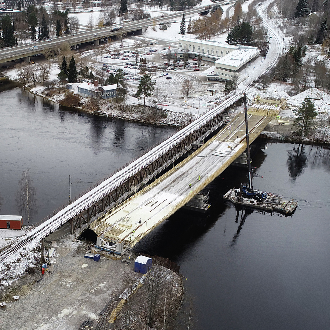 Ilmakuva: Mansikkakosken ratasillan työmaalla saatiin lokakuussa 2019 valmiiksi sillan teräsliittorakenne.  (Kuva: Visa Korhonen).