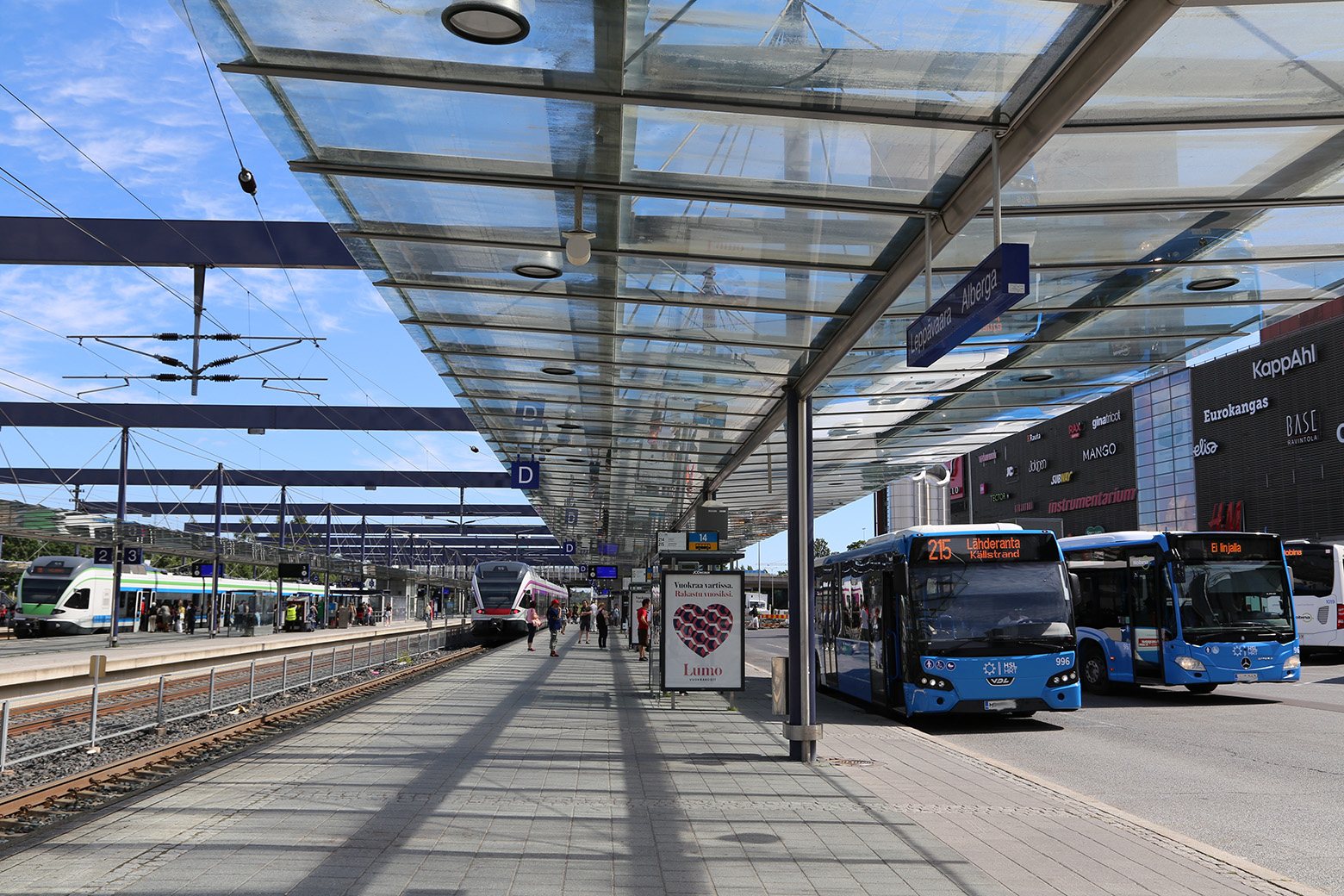 kuva Leppävaaran asemalta, jossa junia, busseja, katoksia ja Sello-kauppakeskus