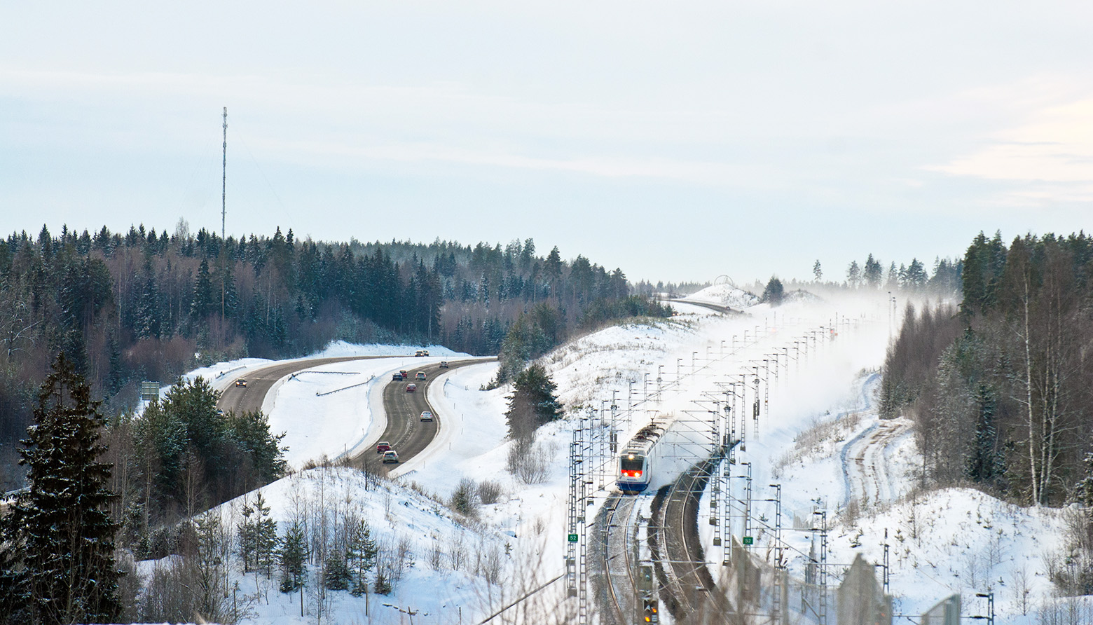 talvinen kuva, jossa näkyy metsän keskellä teitä ja rautateitä