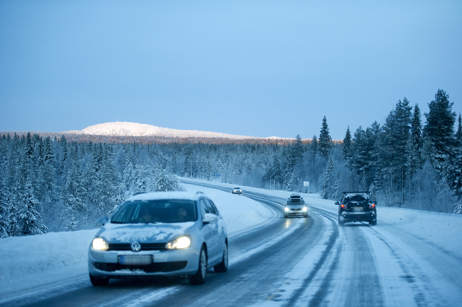 Autoja talvisella tiellä pohjoisessa